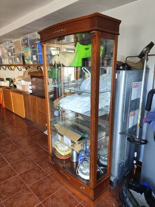 Vitrina de madera y cristal