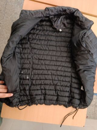 Chaqueta de plumas negra