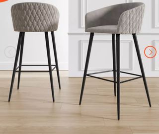 Sgabelli beige e neri