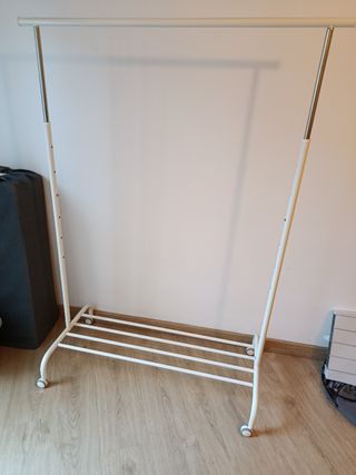 Perchero con ruedas metálico