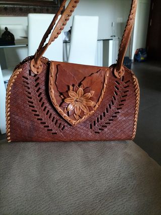 Bolso de cuero artesanal con flor - A Estrenar 