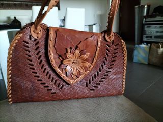Bolso de cuero artesanal con flor - A Estrenar 