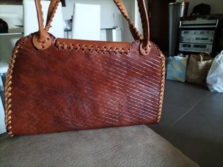 Bolso de cuero artesanal con flor - A Estrenar 