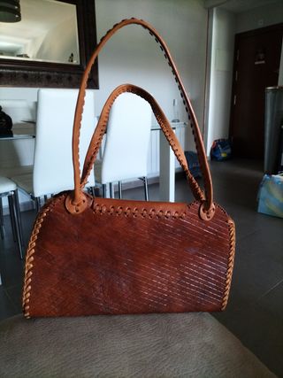 Bolso de cuero artesanal con flor - A Estrenar 