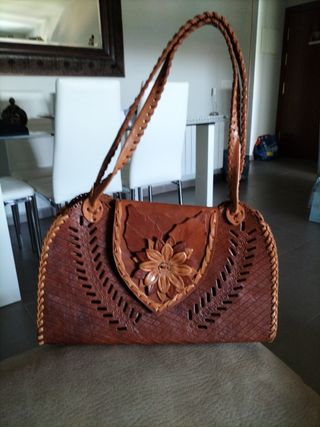 Bolso de cuero artesanal con flor - A Estrenar 