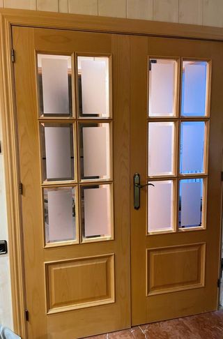 Puerta doble de madera con cristales
