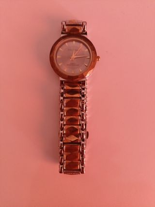 Reloj de pulsera dorado y plateado