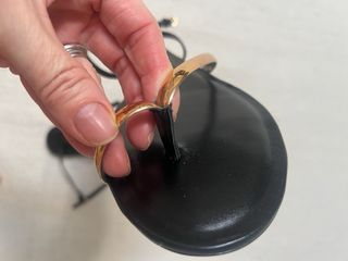 Sandalias Planas Mujer Negro y Dorado