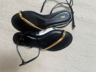 Sandalias Planas Mujer Negro y Dorado