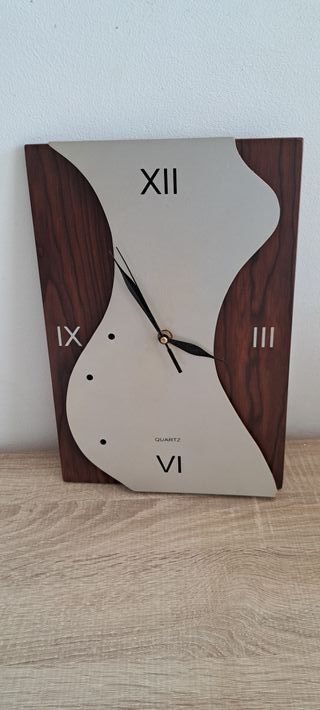 Reloj de pared moderno con silueta de mujer