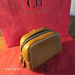 Charm Carolina Herrera Blason para Airpods Marrón