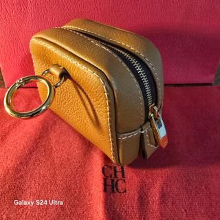 Charm Carolina Herrera Blason para Airpods Marrón