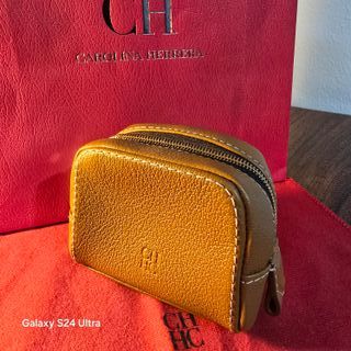 Charm Carolina Herrera Blason para Airpods Marrón