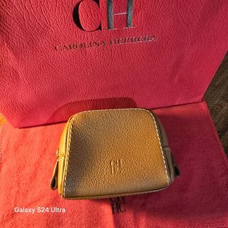 Charm Carolina Herrera Blason para Airpods Marrón