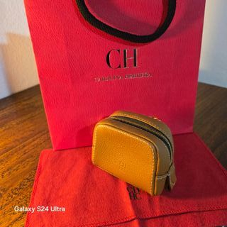 Charm Carolina Herrera Blason para Airpods Marrón