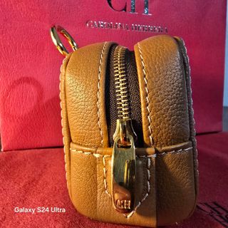 Charm Carolina Herrera Blason para Airpods Marrón