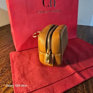 Charm Carolina Herrera Blason para Airpods Marrón
