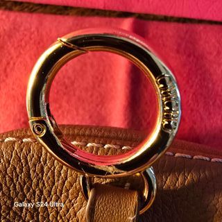 Charm Carolina Herrera Blason para Airpods Marrón