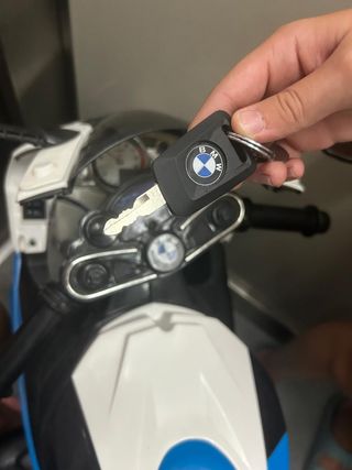 Moto Eléctrica Infantil BMW S1000RR. Seminueva.