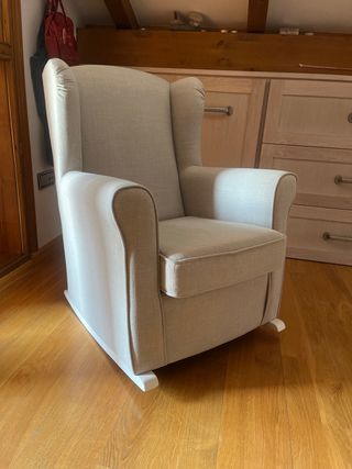 Mecedora de Lactancia gris con pata madera blanca 