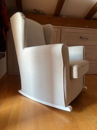 Mecedora de Lactancia gris con pata madera blanca 