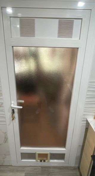 Puerta balcón con gatera
