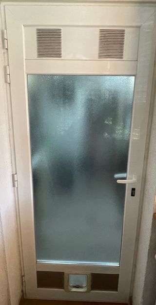 Puerta balcón con gatera