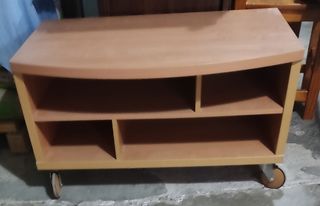 Mesa TV madera roble con ruedas