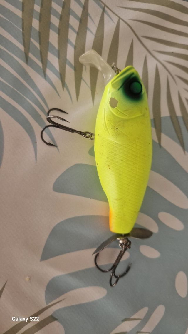 Señuelo de pesca amarillo Buzzjet de deps