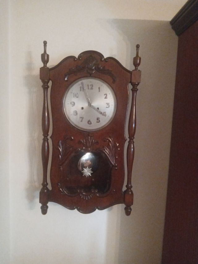 Reloj de pared de madera tallada
