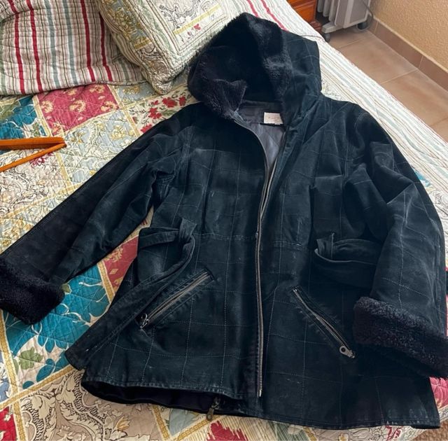 Abrigo piel vuelta con capucha y pelo sintético