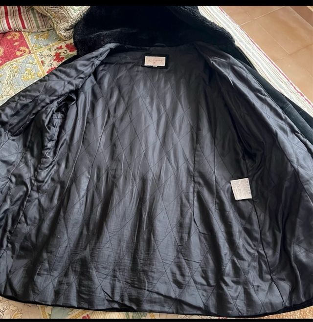 Abrigo piel vuelta con capucha y pelo sintético