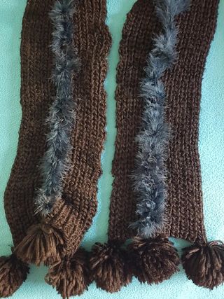 BUFANDA DE PUNTO CON POMPONES