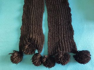 BUFANDA DE PUNTO CON POMPONES