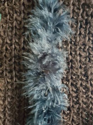 BUFANDA DE PUNTO CON POMPONES