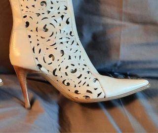 Botines blancos Corte Inglés con corte láser