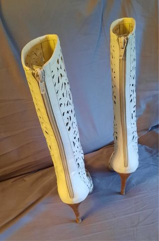 Botines blancos Corte Inglés con corte láser