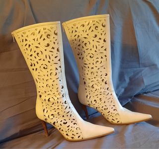 Botines blancos Corte Inglés con corte láser