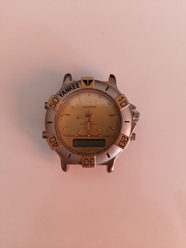 Reloj Yankee Cuarzo Dorado y Plateado sin correa.