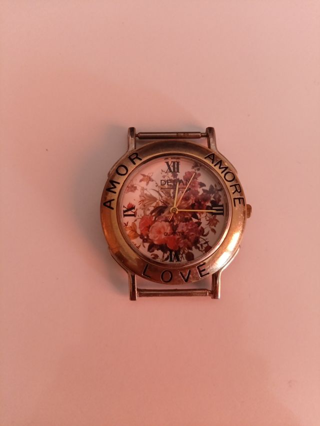 Reloj de mujer con flores sin correa.