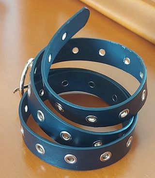 Cintura donna nera con borchie dorate