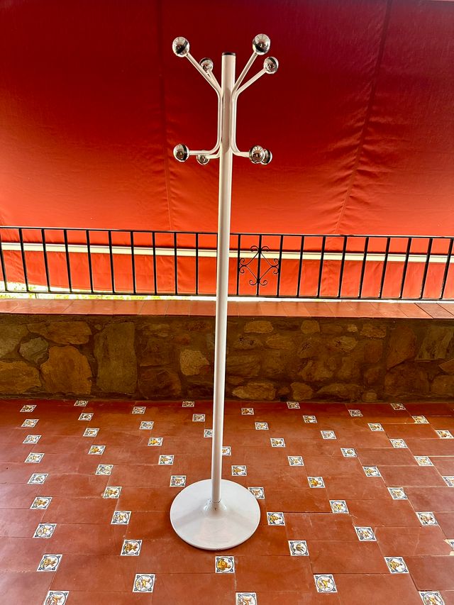 Perchero de pie blanco de metal