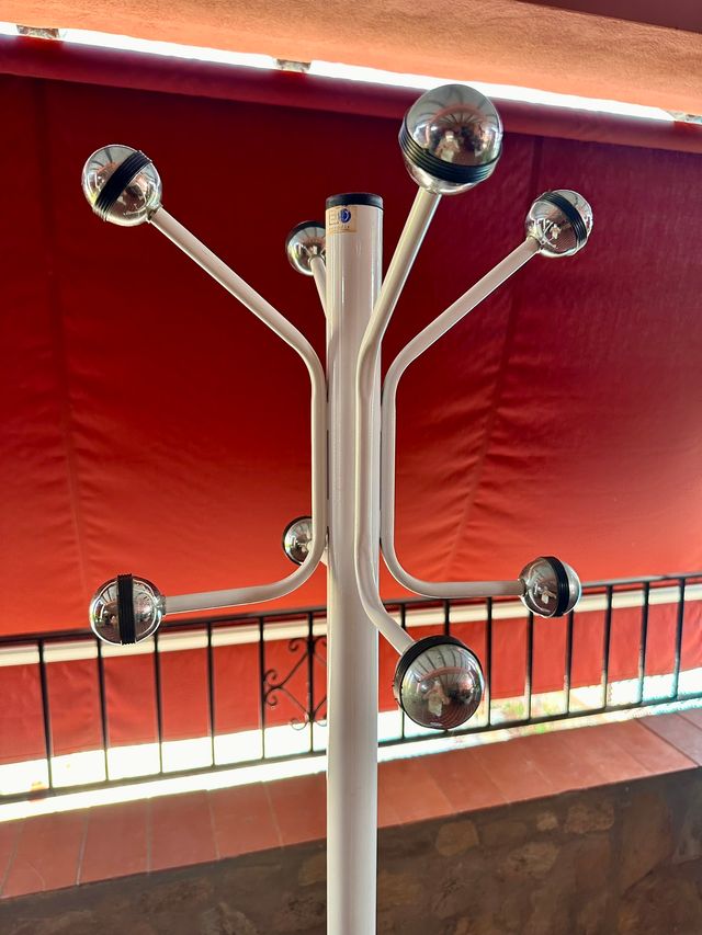 Perchero de pie blanco de metal