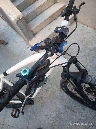 Bicicleta Blanca con Accesorios nuevos