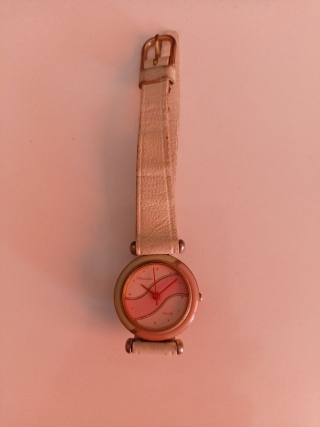 Reloj de mujer dorado y rosa
