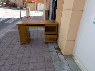 Escritorio de madera marrón