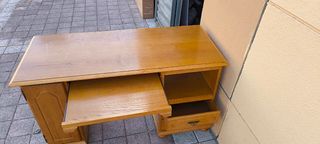 Escritorio de madera marrón