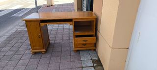 Escritorio de madera marrón