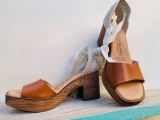 Sandalias de cuero y tiras de algodón.