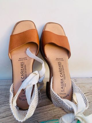 Sandalias de cuero y tiras de algodón.